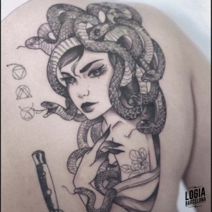 tatuaje_espalda_medusa_logiabarcelona_cristina_varas     